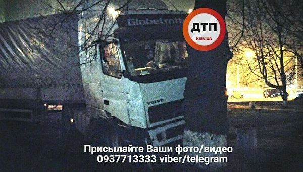 В Киеве фура протаранила дерево, такси и эвакуатор