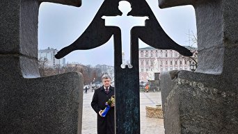 Порошенко почтил память жертв Голодомора в Киеве