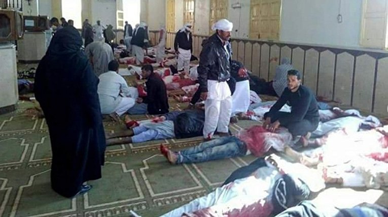 На месте теракта с многочисленными жертвами в мечети в Египте