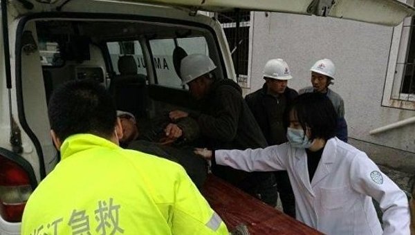 Эвакуация раненых во время взрыва в Нинбо