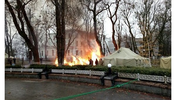 Сгоревшая палатка в Мариинском парке Киева