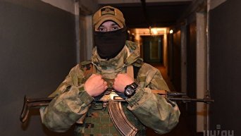 Украинский военнослужащий в зоне проведения АТО в Донецкой области, ноябрь 2017
