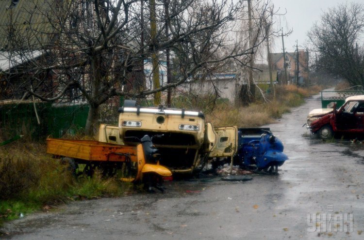 Брошенные, искореженные автомобили в поселке Широкино (Донецкая область ), ноябрь 2017