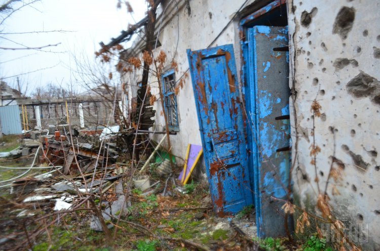Полуразрушенный жилой дом в Широкино (Донецкая область ), ноябрь 2017