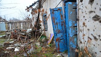 Полуразрушенный жилой дом в Широкино (Донецкая область ), ноябрь 2017
