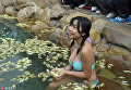 Девушка принимает ванну с экзотическими цветами