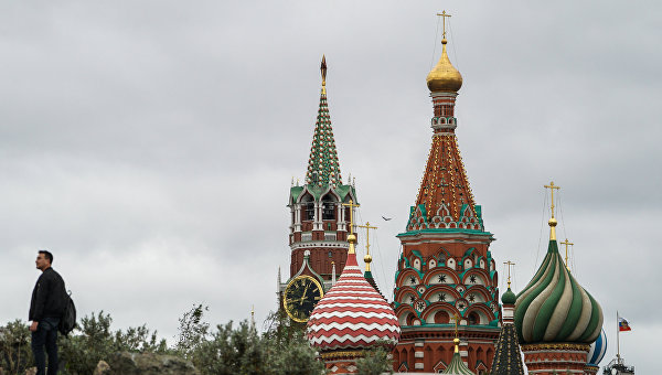 Вид на Спасскую башню Московского кремля и собор Покрова Пресвятой Богородицы на Рву