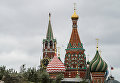 Вид на Спасскую башню Московского кремля и собор Покрова Пресвятой Богородицы на Рву