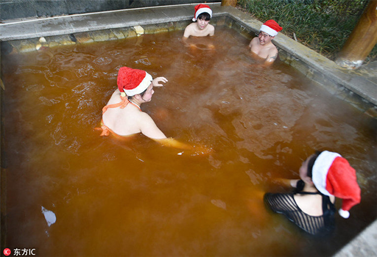 Туристы принимают горячие ванны с карри