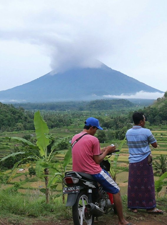 На Бали началось извержение вулкана Агунг