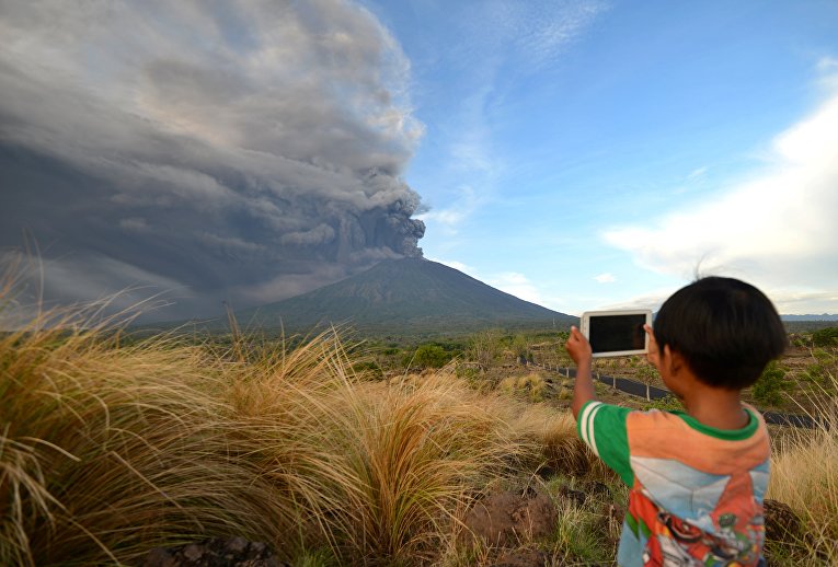 На Бали началось извержение вулкана Агунг