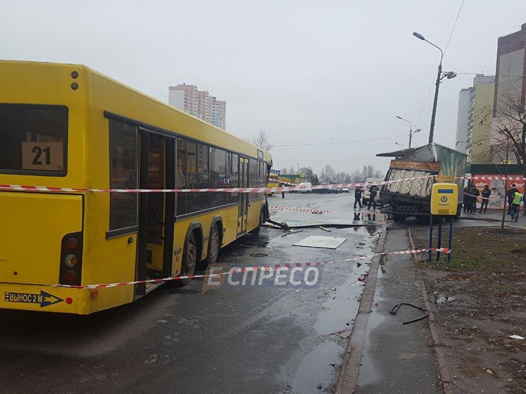 В Киеве маршрутка протаранила грузовик