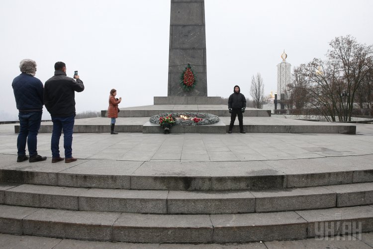 Охрана возле Вечного огня в Киеве