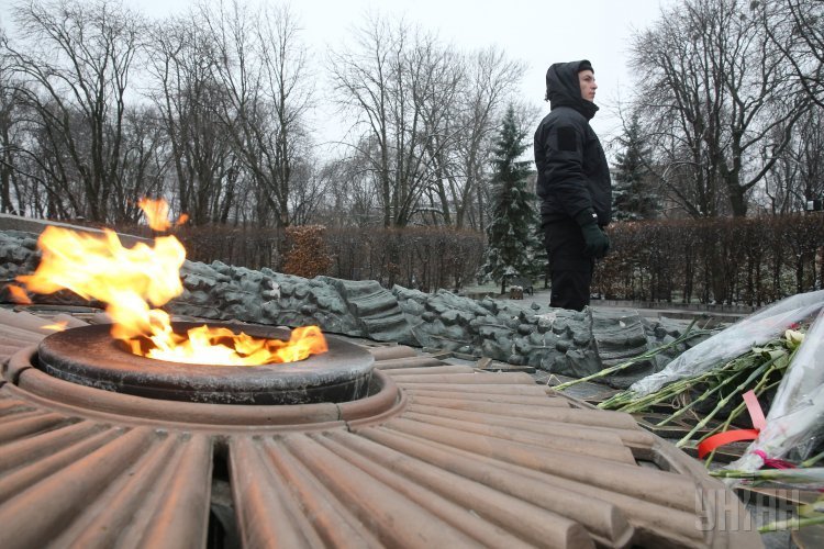 Охрана возле Вечного огня в Киеве
