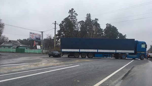 Из-за аварии грузовая фура перегородила трассу на Чернигов