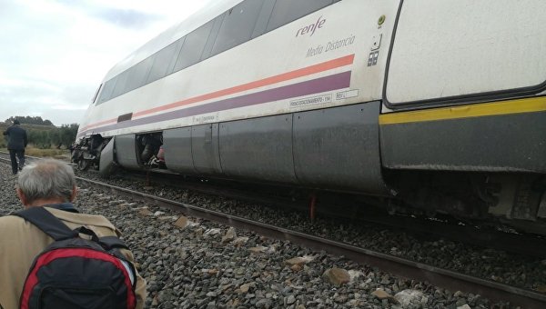 Из-за непогоды в Испании сошел с рельсов пассажирский поезд