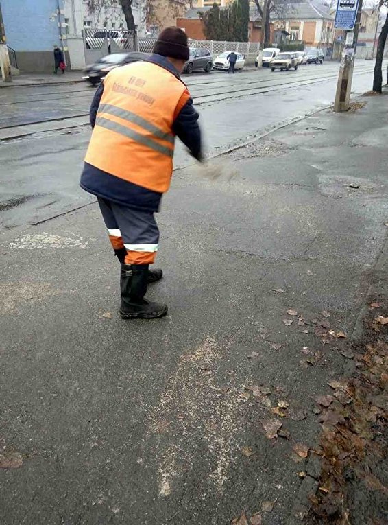 Сотрудники коммунального предприятияКиевавтодор обрабатывают тротуары и улицы противогололедными материалами