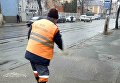 Сотрудники коммунального предприятияКиевавтодор обрабатывают тротуары и улицы противогололедными материалами