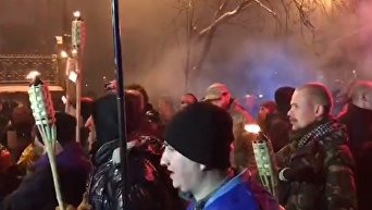 Годовщина Майдана: активисты с факелами пришли к АП