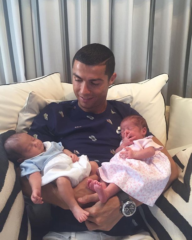 Роналду с новорожденными близнецами от суррогатной матери (8,2 миллиона лайков)