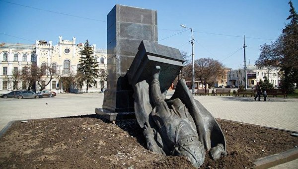 Сваленный памятник большевику Рудневу в Харькове