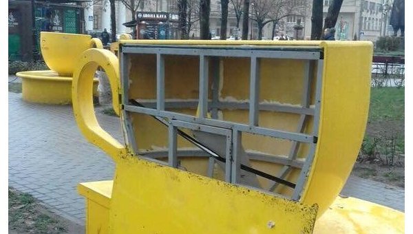 Неизвестные вандалы уничтожили умные лавочки в центре Киева