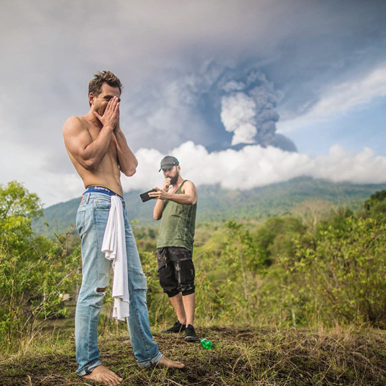 Туристы фотографируются на фоне проснувшегося вулкана Маунт Агунг на Бали