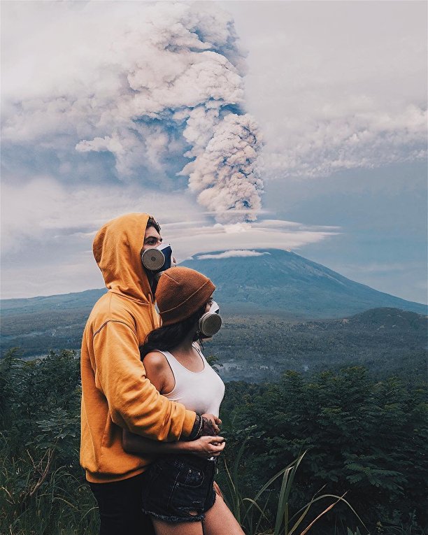 Туристы фотографируются на фоне проснувшегося вулкана Маунт Агунг на Бали
