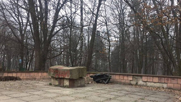 Разрушенный памятник коммунистическому деятелю Юрию Великановичу