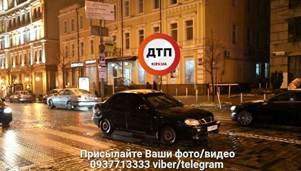 В Киеве автомобиль сбил двух девушек на переходе на глазах у полиции