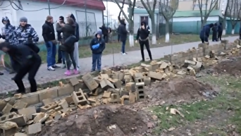 В Одессе снова вспыхнул конфликт вокруг школьного забора. Видео