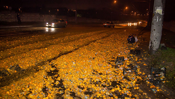 В Днепре дорогу засыпало мандаринами