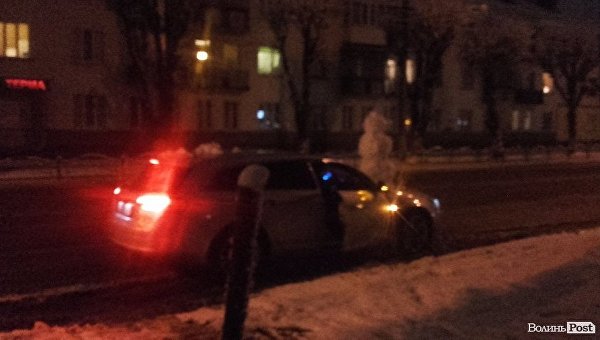 Автомобиль со снеговиком на капоте в Луцке
