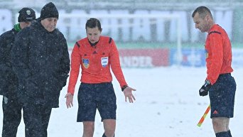 Матч Карпаты - Олимпик прервали из-за снегопада