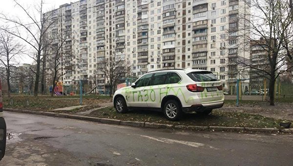 В Киеве BMW X5 разрисовали зеленой краской