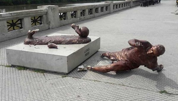 Статуя Лионеля Месси в Буэнос-Айресе после атаки вандалов