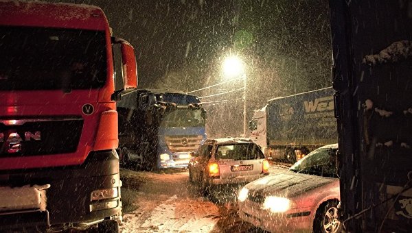 В Закарпатье сотни машин попали в снежный плен