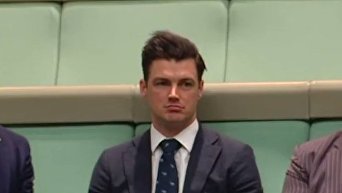 Австралийский депутат сделал предложение руки и сердца в зале парламента. Видео