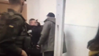 Парасюк ударил полицейского в суде. Видео