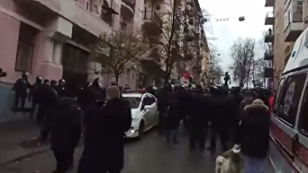 Толпа зевак и десятки полицейских под домом Саакашвили. Видео