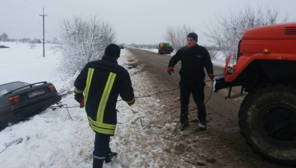 Авария автомобиля во время снегопада в Волынской области