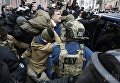 Правоохранители вывели бывшего председателя Одесской облгосадминистрации, лидера Движения новых сил Михаила Саакашвили из дома и сажают в автомобиль, в Киеве, 5 декабря 2017 г