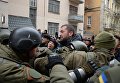 Активисты около дома, где проводилось задержание бывшего председателя Одесской облгосадминистрации, лидера Движения новых сил Михаила Саакашвили в Киеве, 5 декабря 2017 года