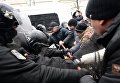 Активисты около дома, где проводилось задержание бывшего председателя Одесской облгосадминистрации, лидера Движения новых сил Михаила Саакашвили в Киеве, 5 декабря 2017 года