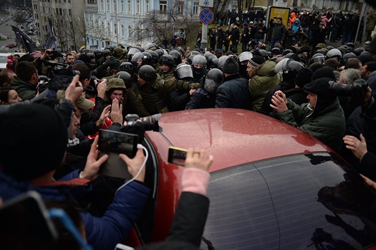 Стычки около дома, где проводилось задержание бывшего председателя Одесской облгосадминистрации, лидера Движения новых сил Михаила Саакашвили в Киеве, 5 декабря 2017 года