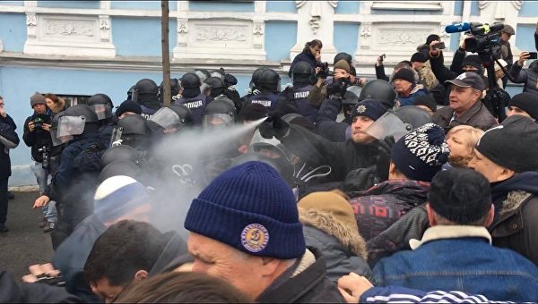 Слезоточивый газ пустили в сторону сторонников Саакашвили