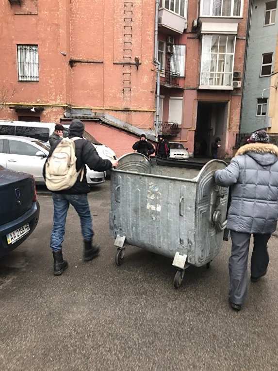 Мусорный контейнер возле дома Саакашвили