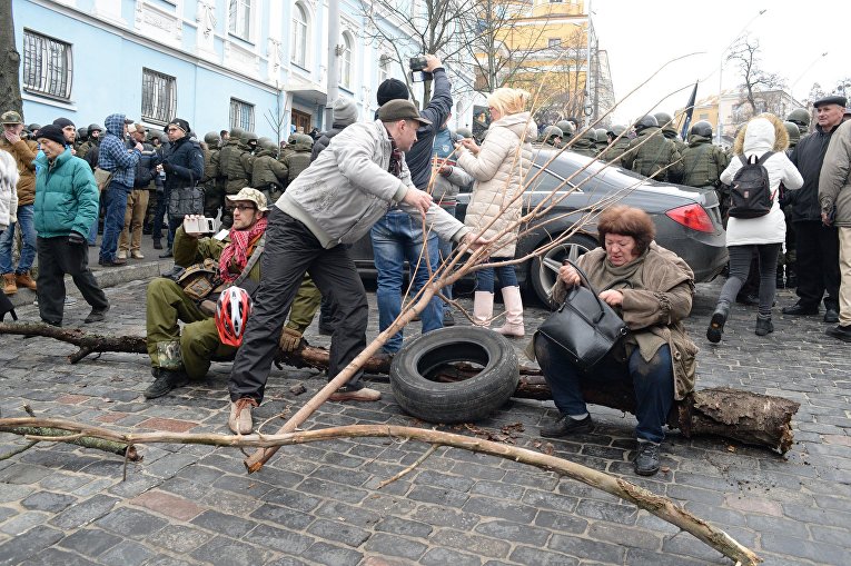 Сторонники Саакашвили строят баррикады в центре Киева: в ход идут урны и ветви деревьев