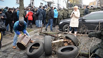 Сторонники Саакашвили строят баррикады в центре Киева: в ход идут урны и ветви деревьев