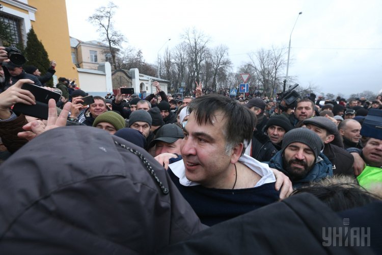 Освобожденный из авто силовиков Михаил Саакашвили